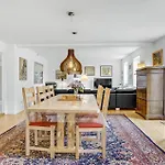 Hébergement de vacances 4 Bedroom Cozy In *