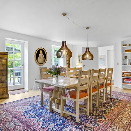 4 Bedroom Cozy In Hébergement de vacances *