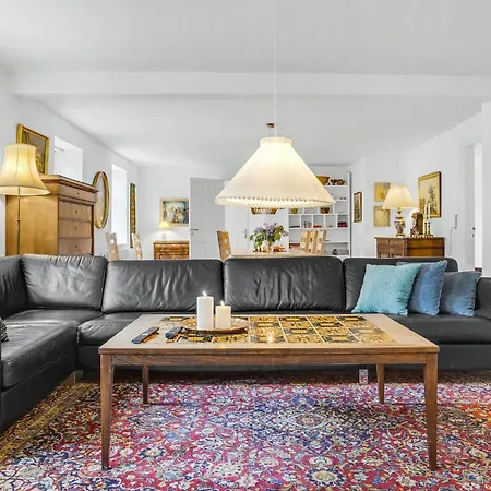 4 Bedroom Cozy In Hébergement de vacances *
